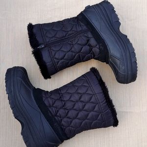 Women's Size 7 Black Zip Up Snow Boots